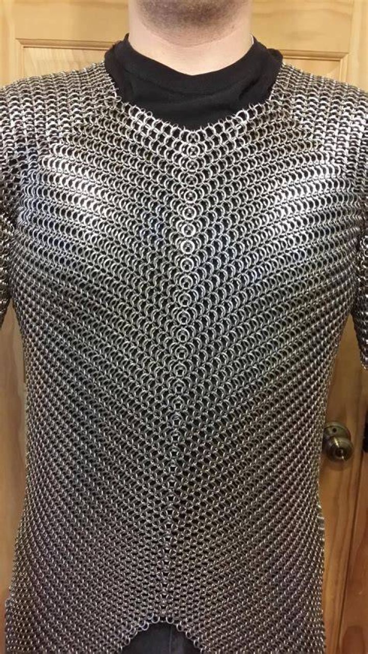 Can you wear chainmail on a plane?
